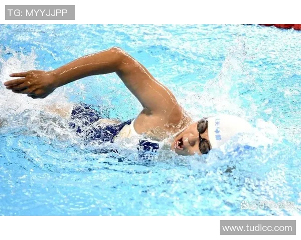 激情四溢的游泳竞技赛场挑战极限速度展示运动员顽强拼搏精神